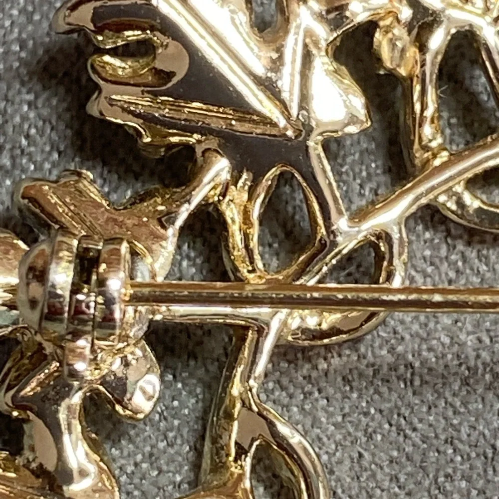 Sarah Coventry Vintage Gold and Silver Leaf Wreath Brooch